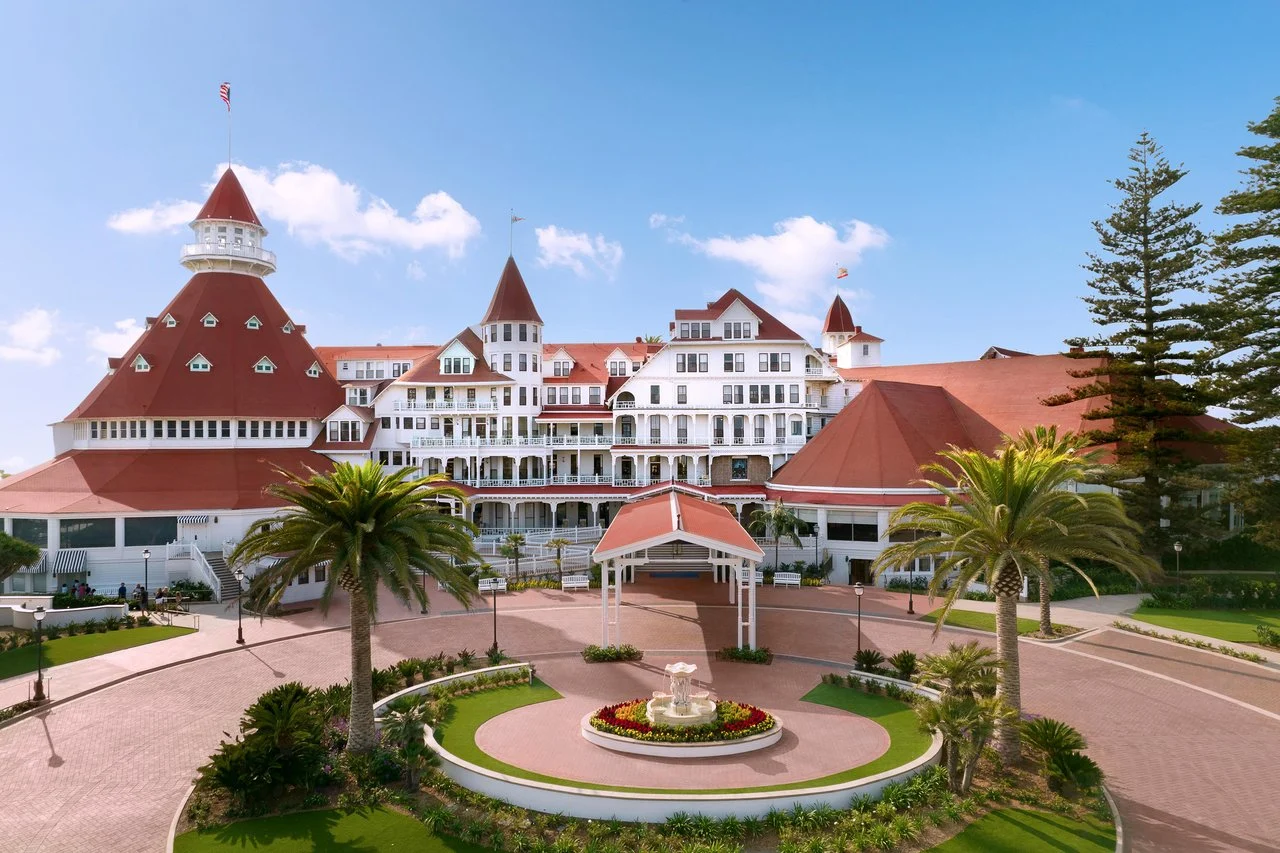 entrance view of hotel del coronado